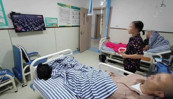 成都西南脑科医院医患同步收看精彩阅兵式