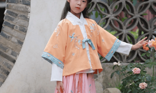 上海玖蕾影视文化传媒出品的《中华五千年之少年强同福客栈之芙蓉展才艺》正式开拍